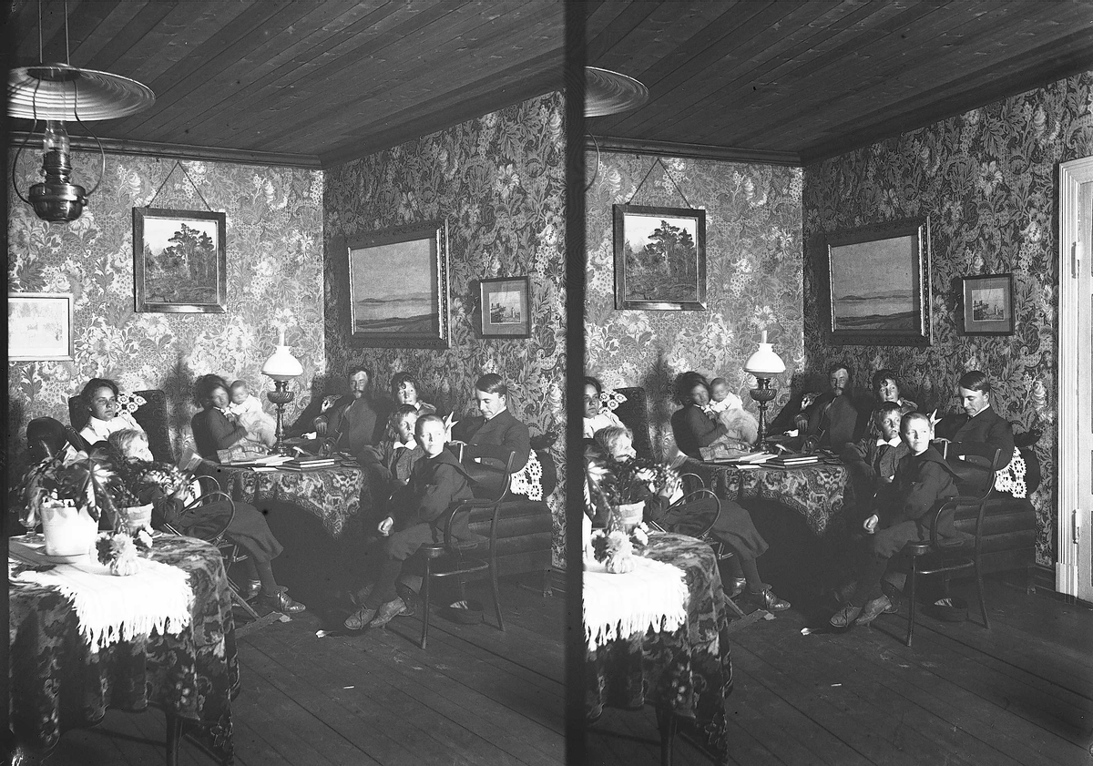 Axel Quinsgaard Wiborg, Interiør, Nedre Digerud, Frogn, Akershus, 1900-1901, hos familien Q. Wiborg. Gruppe sitter rundt bord med bøker. Avbildet: Herdis, Edle, Liv med Tom Høyer-Ellefsen, Høyer-Ellefen, David, Ingjald Bernts?, Tom Schreiner.
