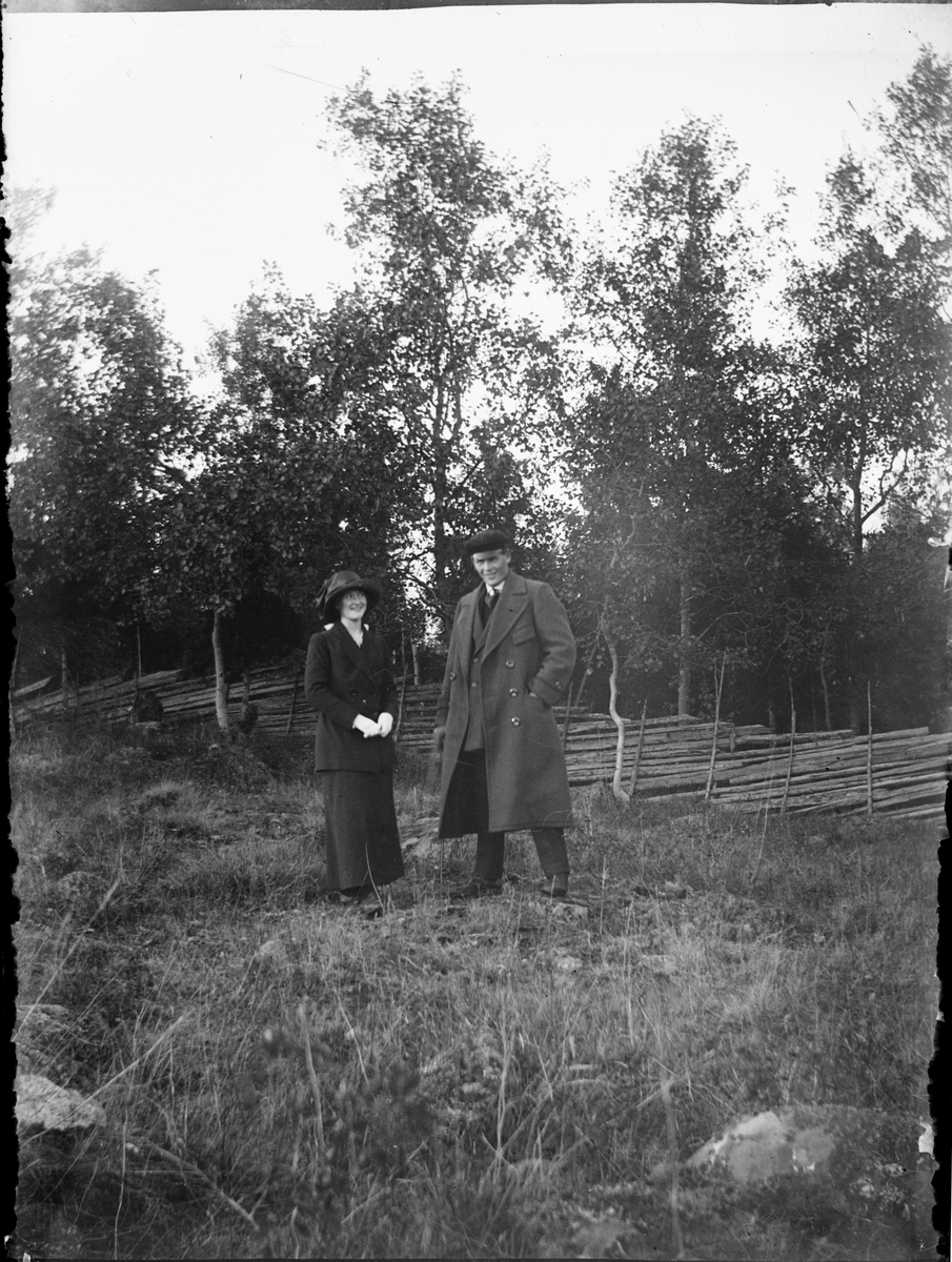 Skötsner-Edhlund, Sara Edhlund och Algot Lindqvist vid gärdesgård, Östhammar, Uppland