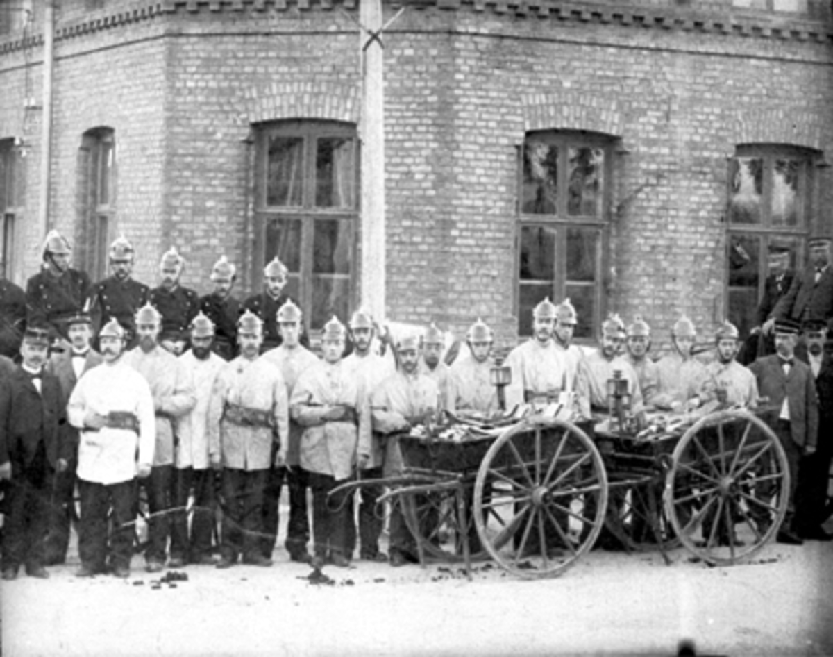 Anno Domkirkeodden, STOR GRUPPE BRANNMENN, HAMAR BRANNMANDSKABER, HELE STYRKEN SAMLET UTENFOR HAMAR BRANNSTSJON MED UNIFORMER OG UTRYKNINGSMATRIELL.