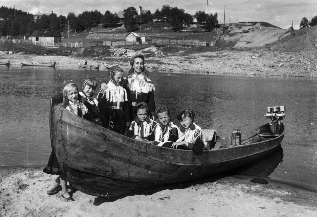 Virginia Raymond Davidson, Virginia Davidson og Karasjokjenter ved båten på stranda den dagen kong Olav besøkte Karasjok. Juli 1959.