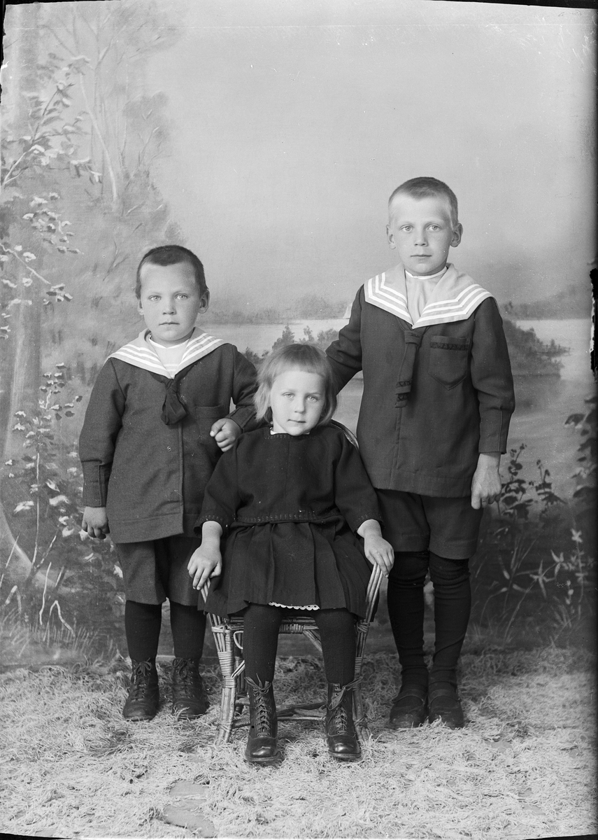 Skötsner-Edhlund, Ateljéporträtt - barn till Wahlström från Svartnö, Börstil socken, Uppland 1922