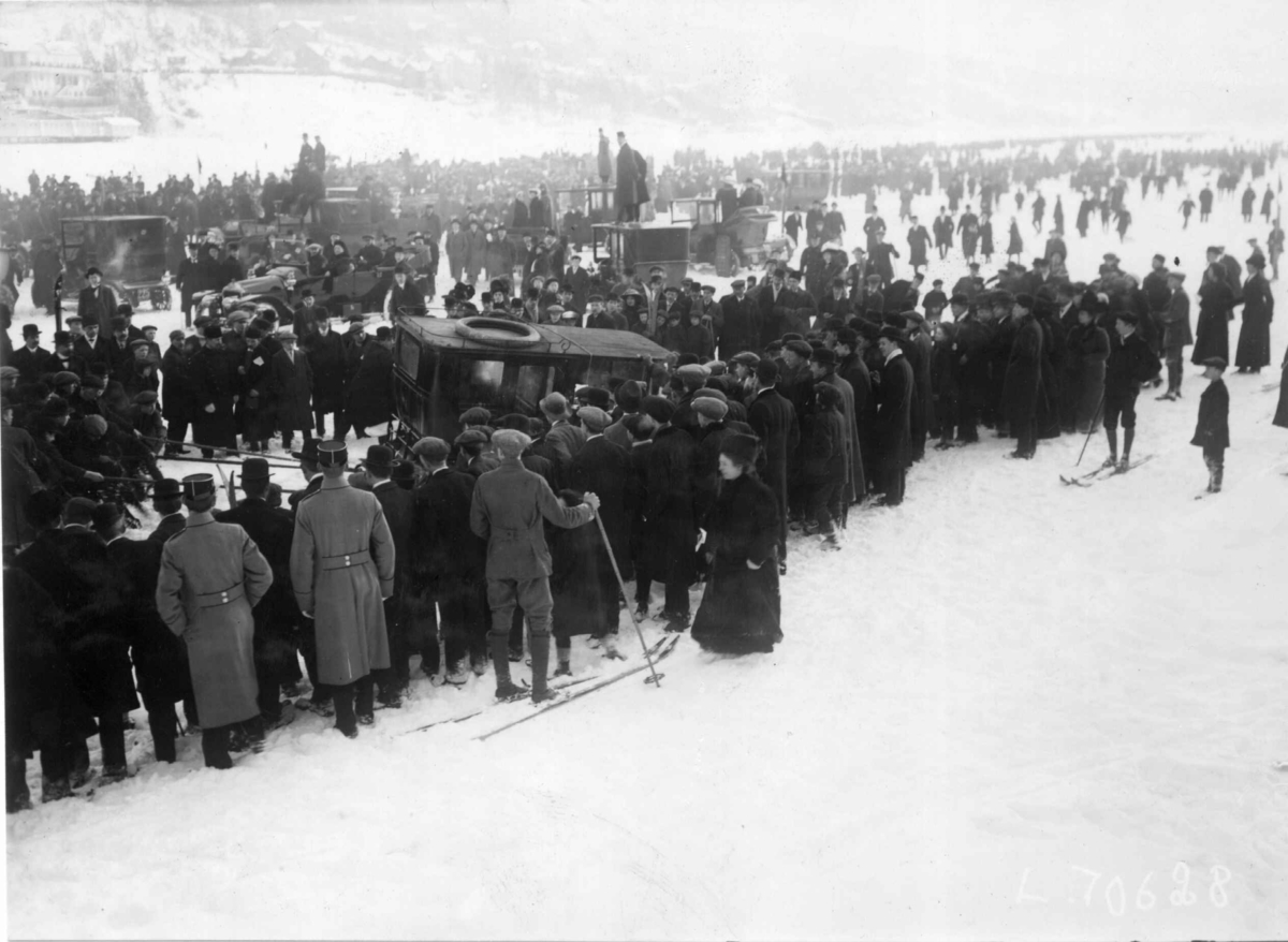Hermann Christian Neupert, Billøp på Bundefjorden i Oslo i februar 1912. Vintermotiv. Biler. Publikum. Skiløpere.