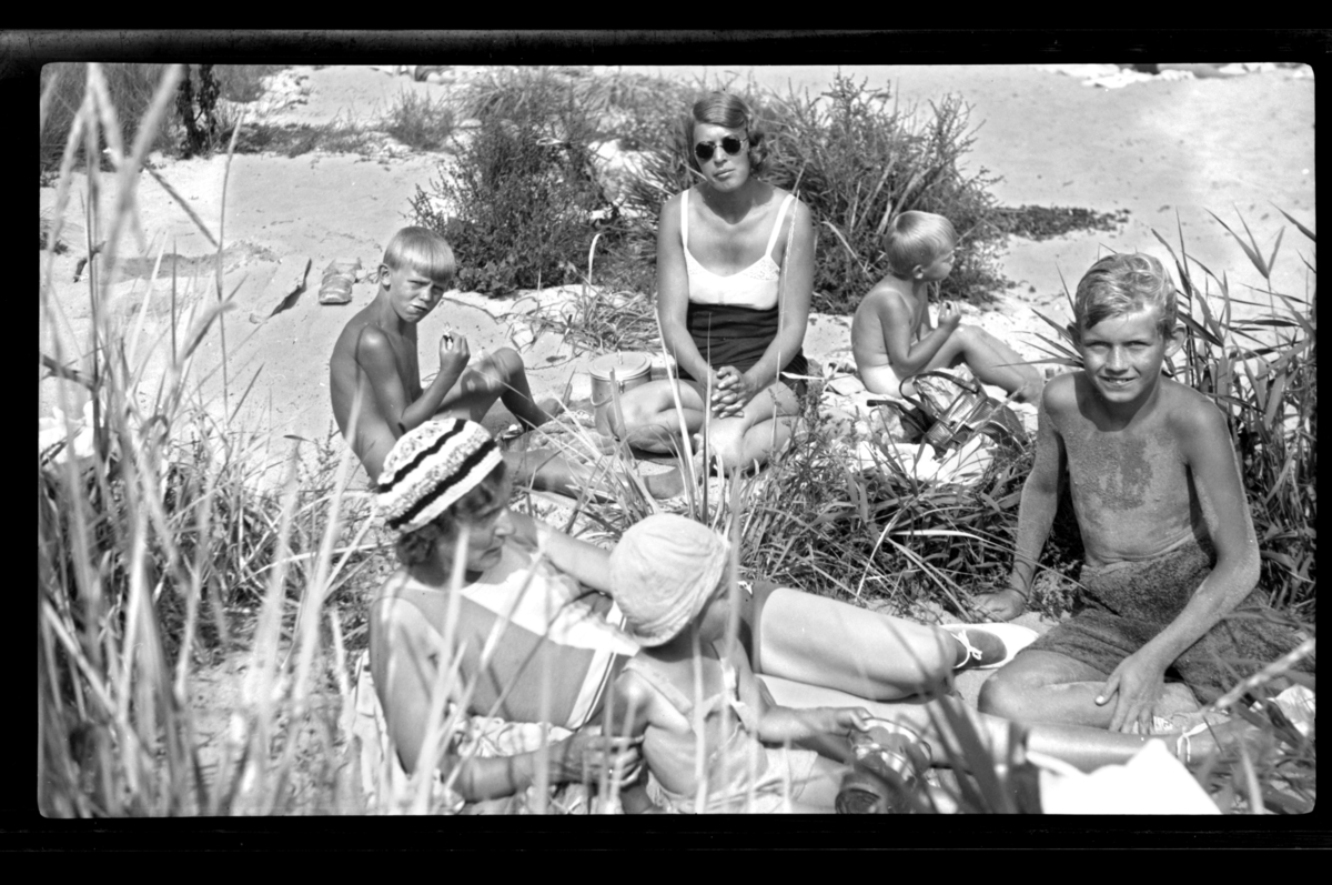 Rolf Sr. Sundt, Strandliv på Ula i Vestfold. Foran, fra venstre, Hilda Sundt med sønnene Lars Peter og Rolf Jr. Bak, hennes søster Lilly Moestue med sønnene Arne til venstre og Sven til høyre. Fotografert 1932.