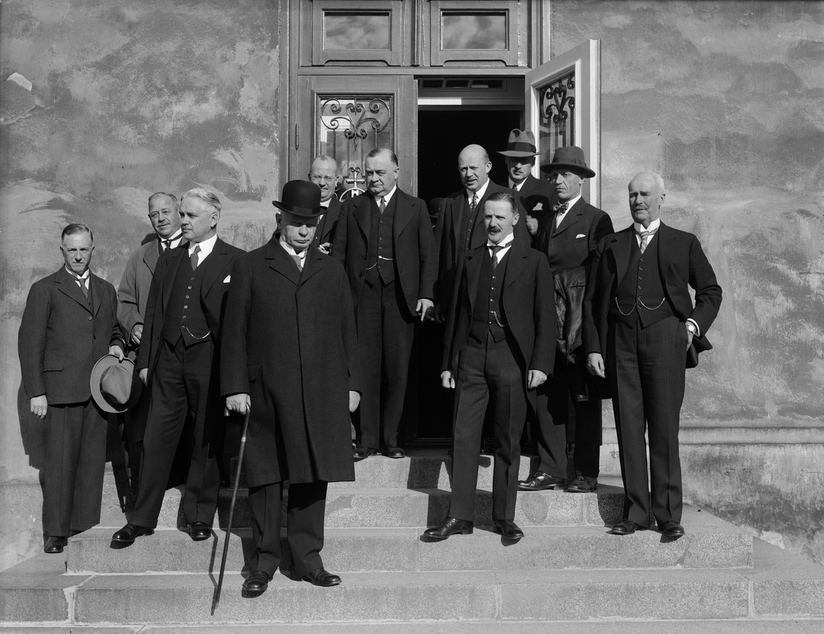 Paul Sandberg, Landshövding Sigfrid Linnér and Unknown Men outside Uppsala Castle, Uppsala September 1933