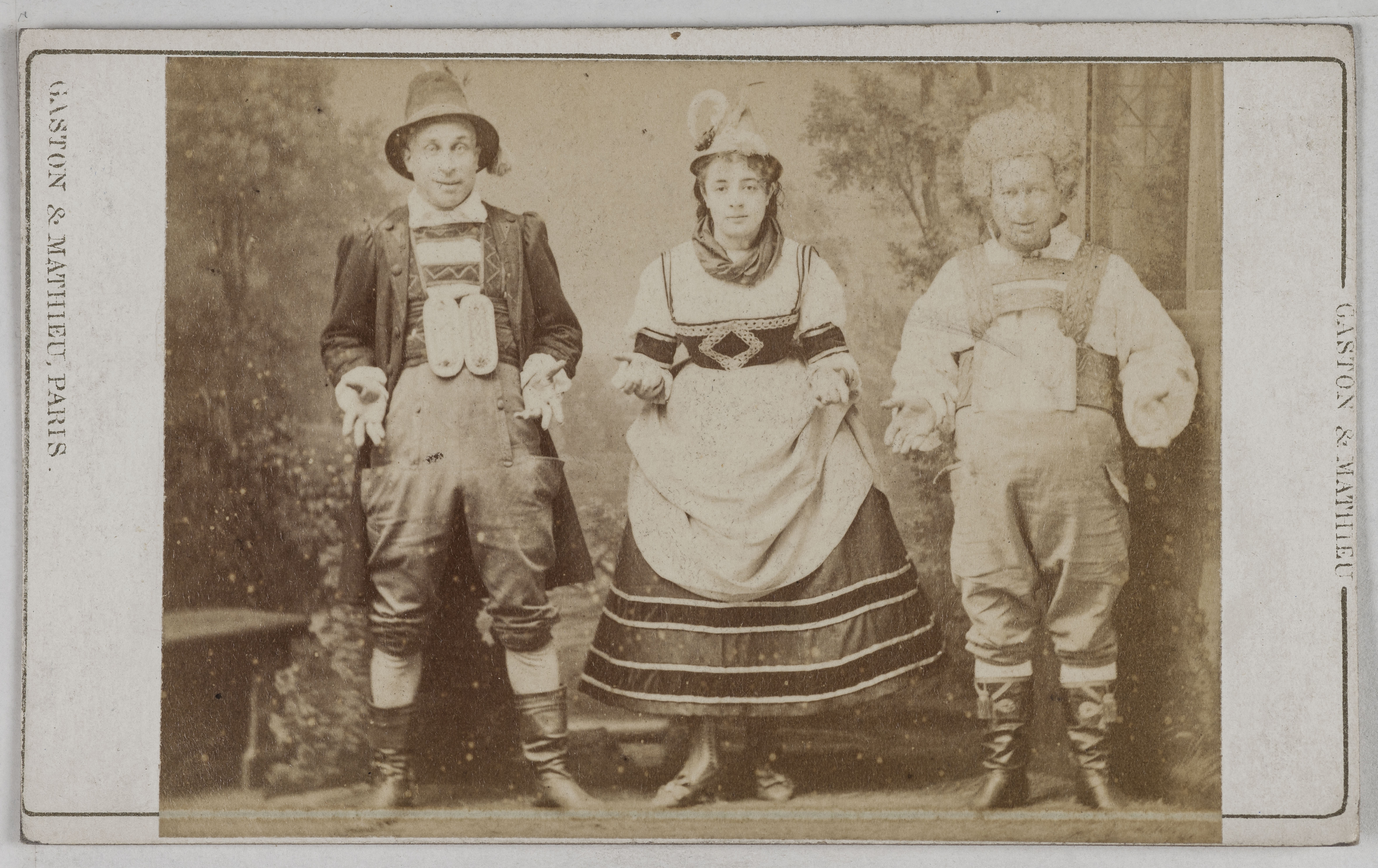 Gaston & Mathieu, Portrait d'Anna Judic (Anna Marie Louise Damiens, épouse Israël, dite), (1850-1911), (cantatrice, actrice) accompagnée d'Edouard Georges (1829-1903) et de Désiré (1823-1873), (acteurs)