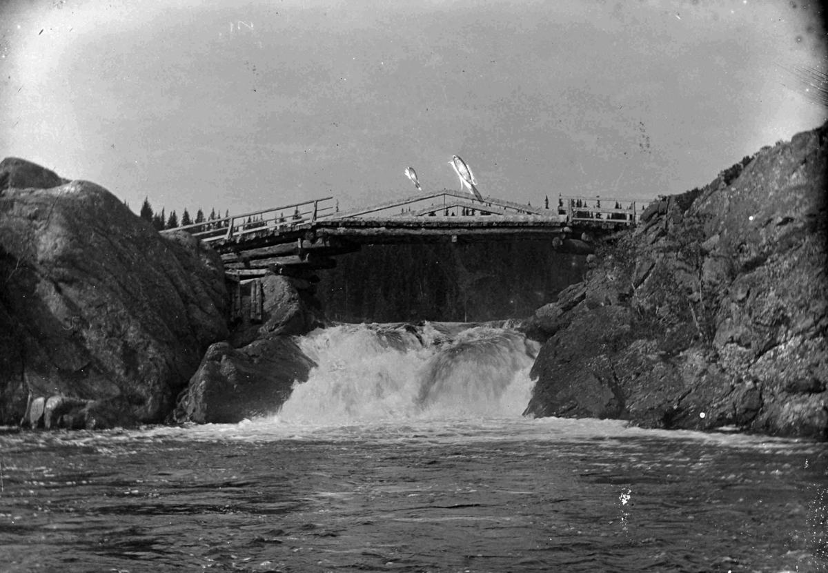 Ole Hansen Løken, TREBRU OVER FOSS, UKJENT STED.