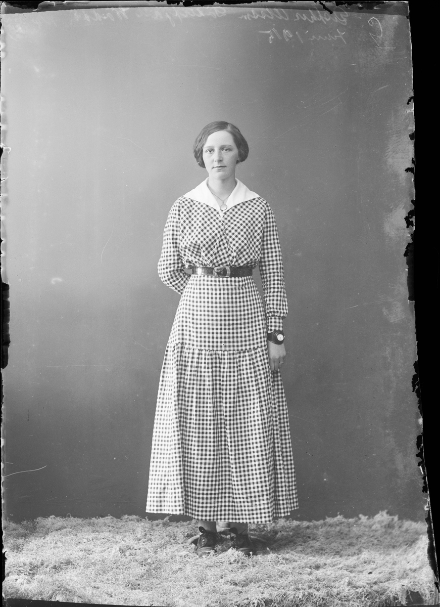 Skötsner-Edhlund, Ateljéporträtt - Esther Olsson från Väddö, Uppland 1915