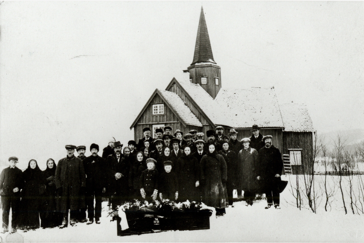 Ukjent, Begravelse, Budalen, Sør-Trøndelag ant. ca. 1915-1920. Mennesker og kiste står oppstilt foran kirke.