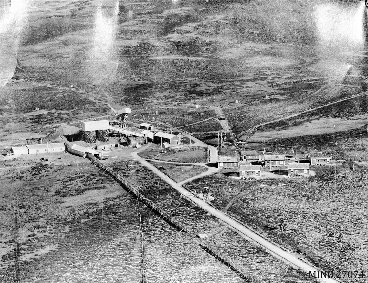 Widerøes Flyveselskap A/S, Flyfoto av Nordre Geitryggen gruveanlegg.