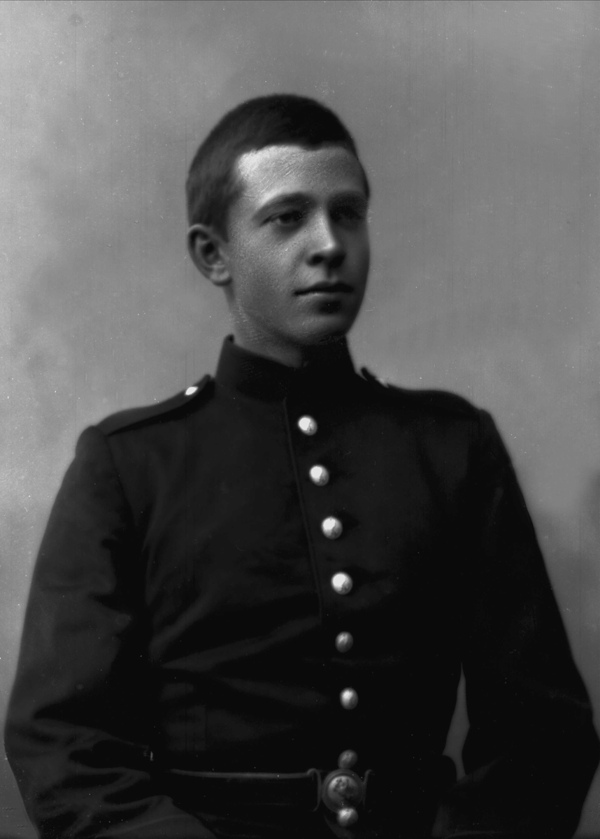 Gustav Borgen, Portrett, mann i kadettuniform.
