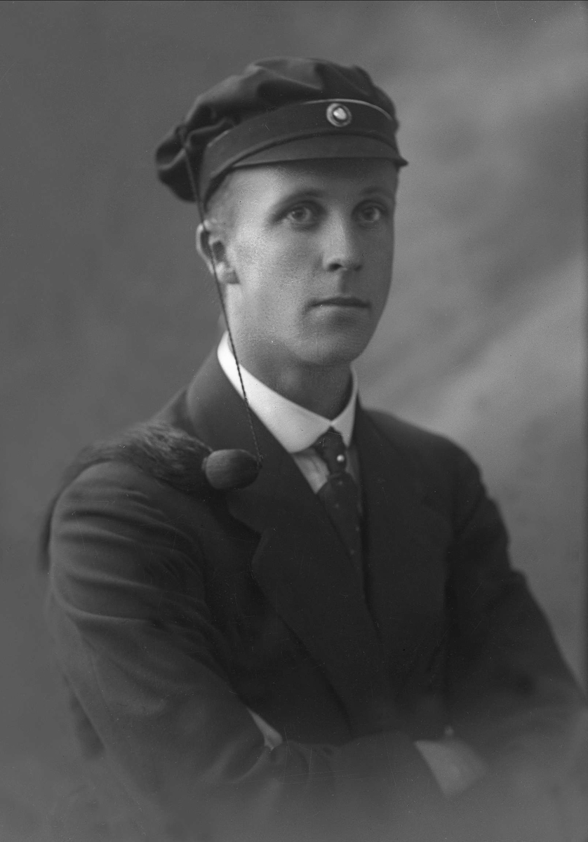 Gustav Borgen, Portrett, mann med studentlue. Student Rolf Dammann.