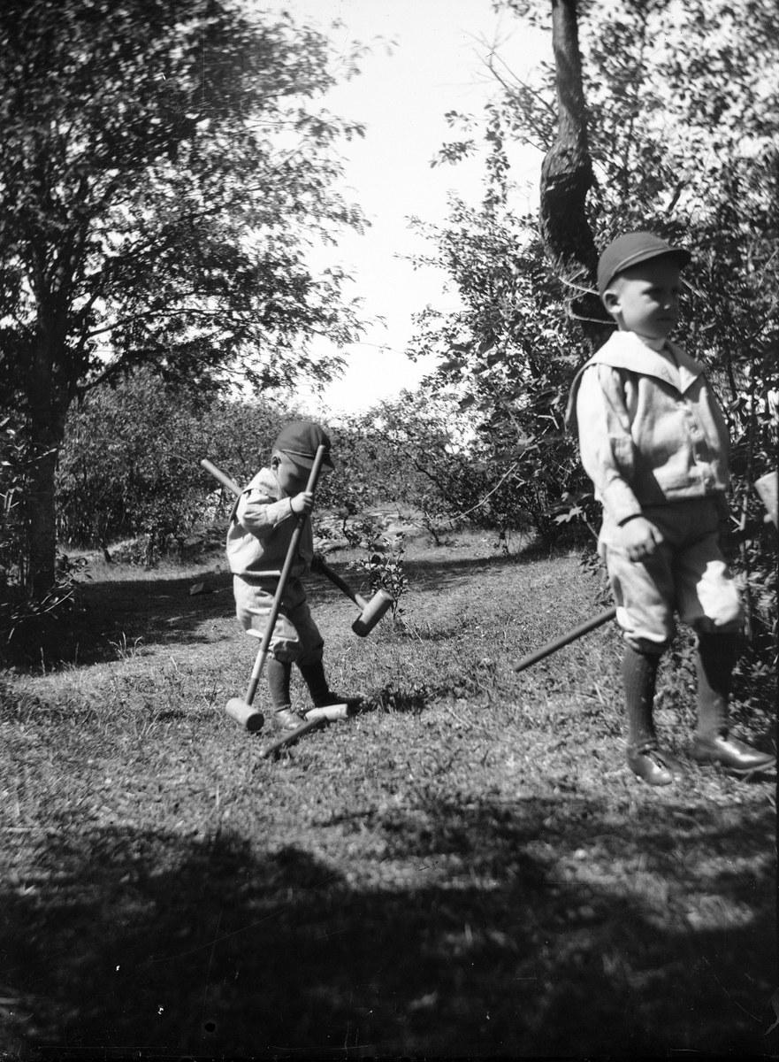Carl Liljefors, Ivar and Olle Liljefors in Berthågaparken, Berhåga, Uppsala 1901