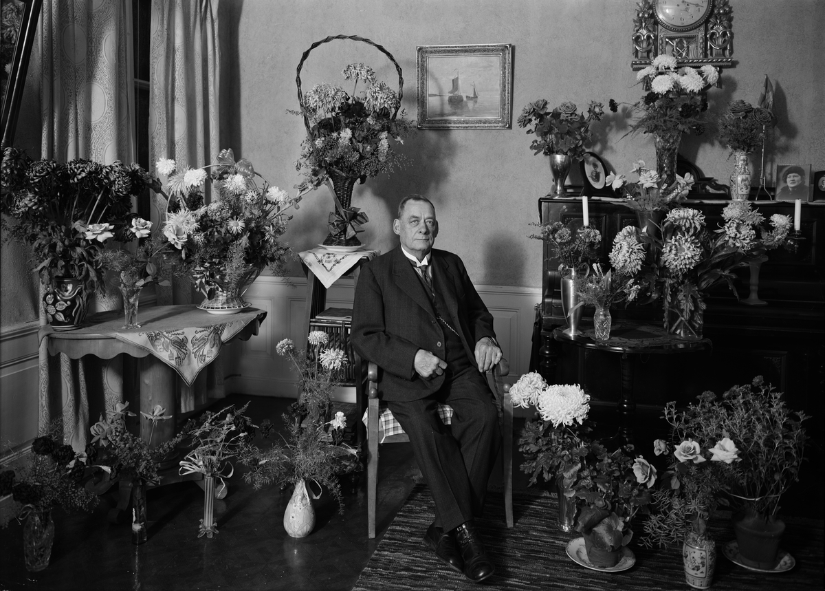 Paul Sandberg, Födelsedagsporträtt - man i hemmiljö, sannolikt Uppsala, 1939