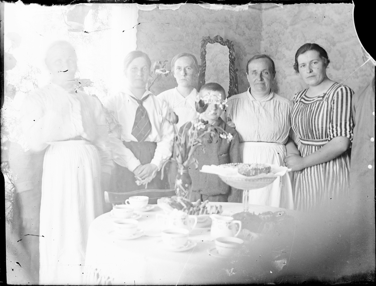 Skötsner-Edhlund, Group portrait at the coffee table, Stock Exchange style parish, Uppland