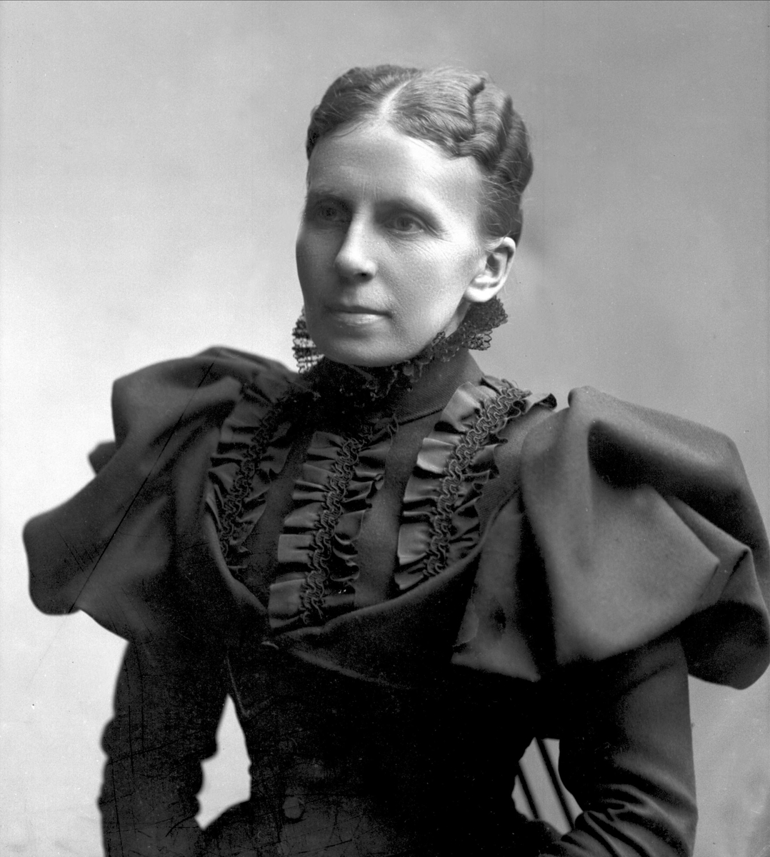 Gustav Borgen, Portrett av Agnes Tofte Jebsen. Kjole med puffermer.