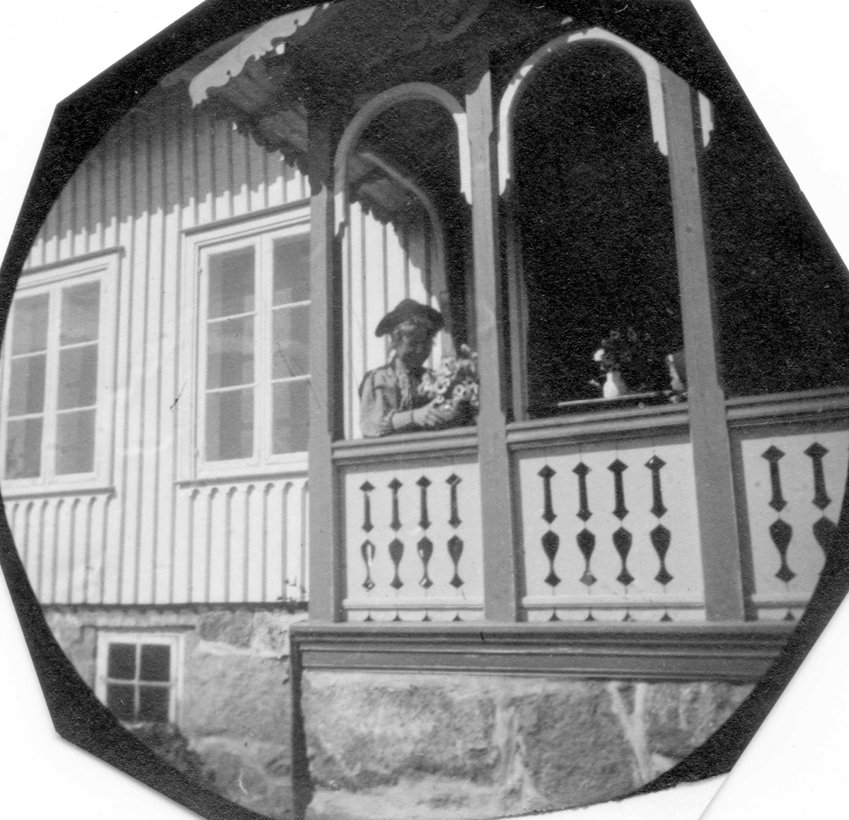 Fredrik Carl Mülertz Størmer, Frk. Maren Astrup på veranda i Ula, Tjølling, Larvik, Vestfold. Sveitserstil.