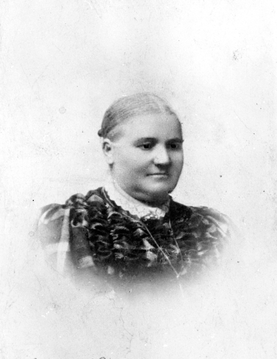 Anno Domkirkeodden, Portrett av Lise Sollerud født Bratten. Sollerud, Furnes.