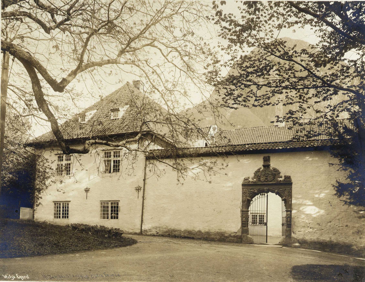 Anders Beer Wilse, Østre fløy og port til borggård, Baroniet Rosendal, Kvinnherad, Hordaland. Fotografert 1912.