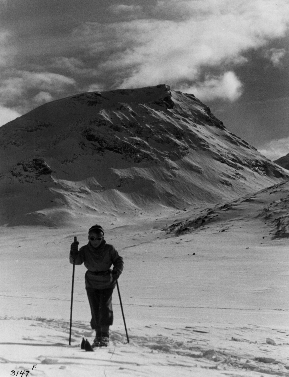Anders Beer Wilse, Skiløper ved Styggehø i Jotunheimen med snødekte fjell.