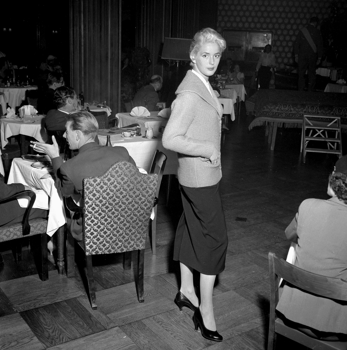 Örebro Kuriren, Mannekänger i "stickat". 16 september 1955.