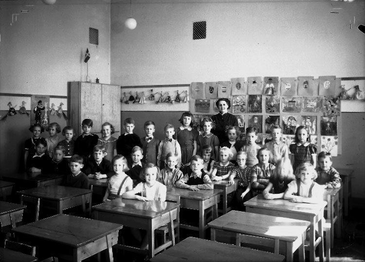 Sven Lindskog, Olaus Petriskolan, classroom interior, 30 schoolchildren with teacher wife Svea Lind. Class 2a, Hall 4.
