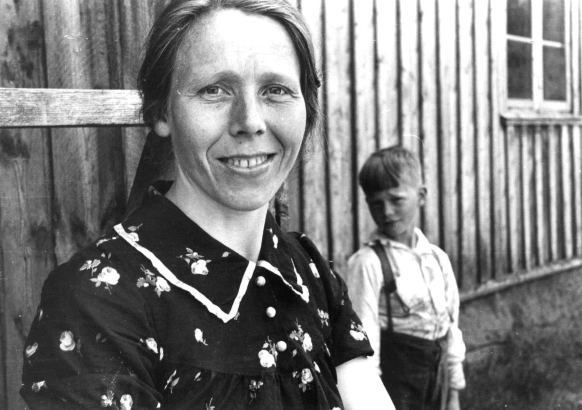 Anna Grostøl, Ansttein Åvitslands datter og en gutt utenfor et hus. Fjotland, Kvinesdal, Vest-Agder 1941.