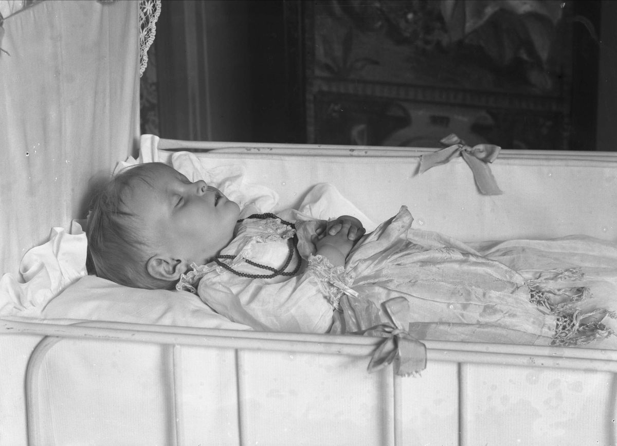 Gustav Borgen, Post mortem-fotografi. Barn i kiste. Dr.Brandts barn.