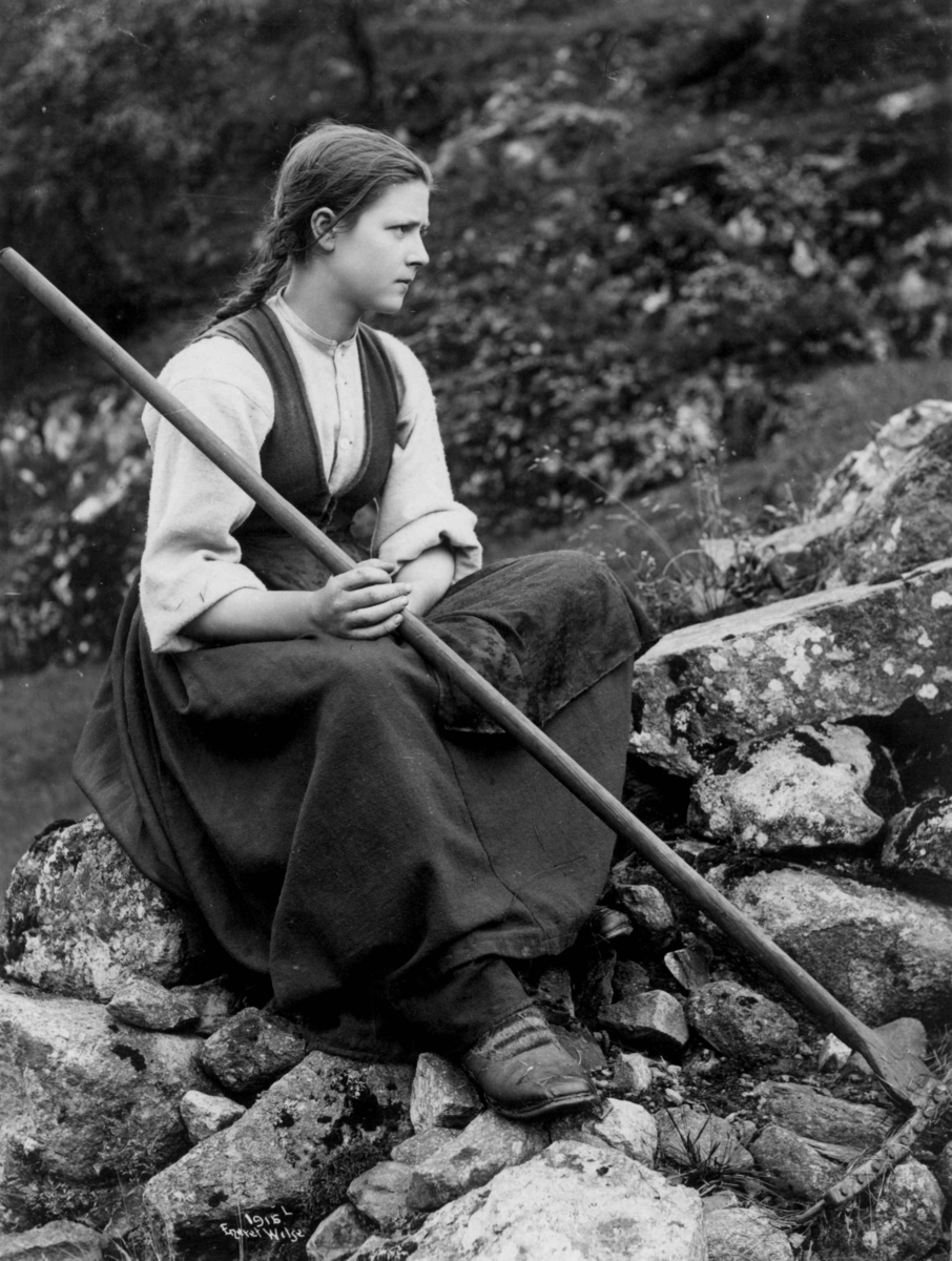 Axel Lindahl, Kvinnedrakt, Hordaland