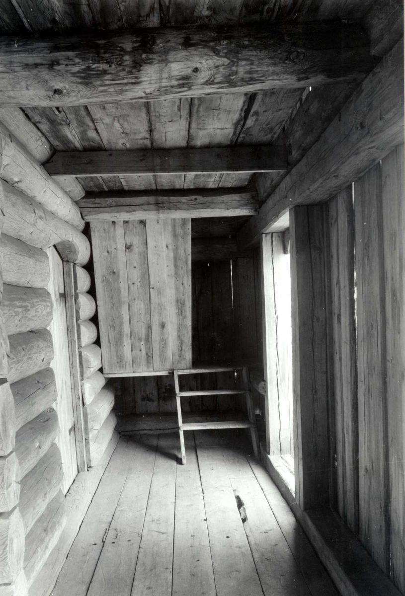 Gisle Midttun, Nedre Hanestad, Rendalen, Nord-Østerdal, Hedmark. Svala i loftbua eller buloftet, sett fra innsiden. Nå på Glomdalsmuseet.