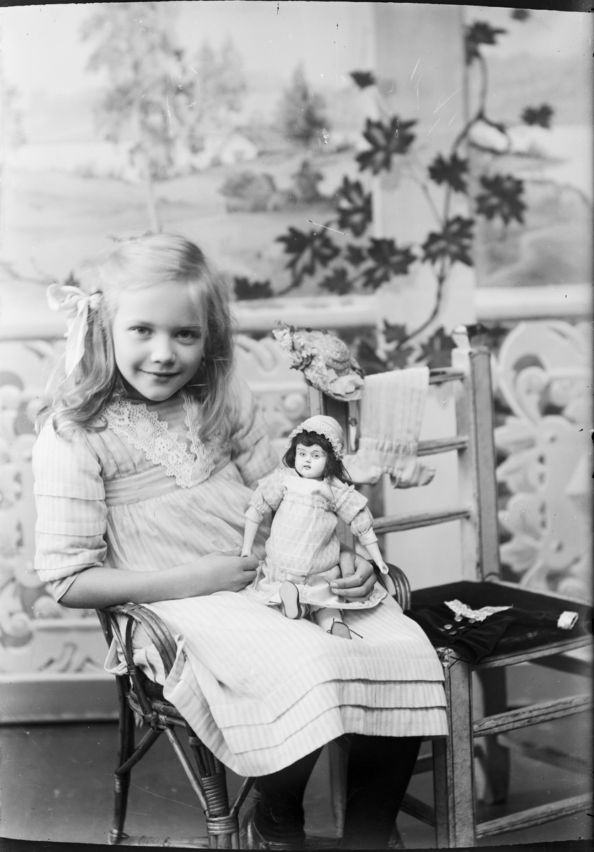Skötsner-Edhlund, Tyra Edhlund with a doll in his lap, Östhammar, Uppland