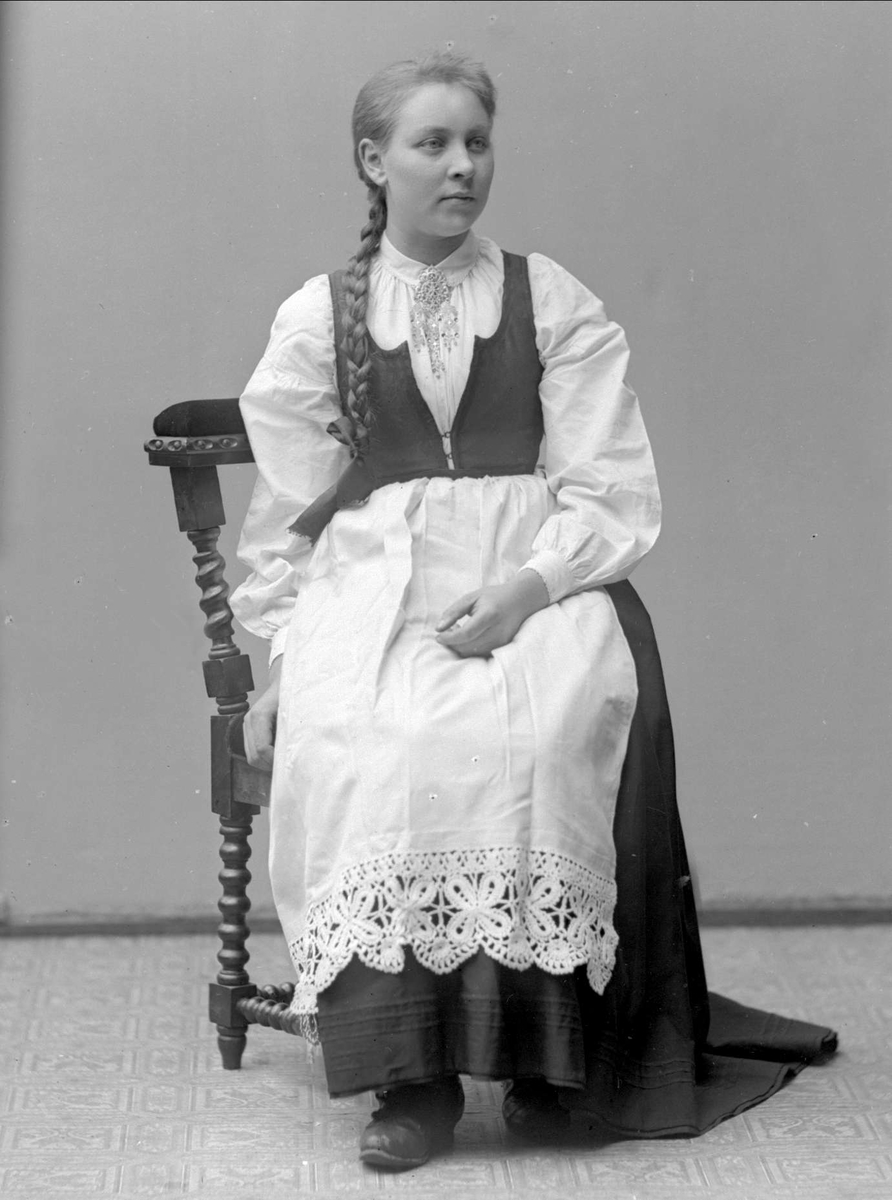 Gustav Borgen, Portrett, pike i bunad.