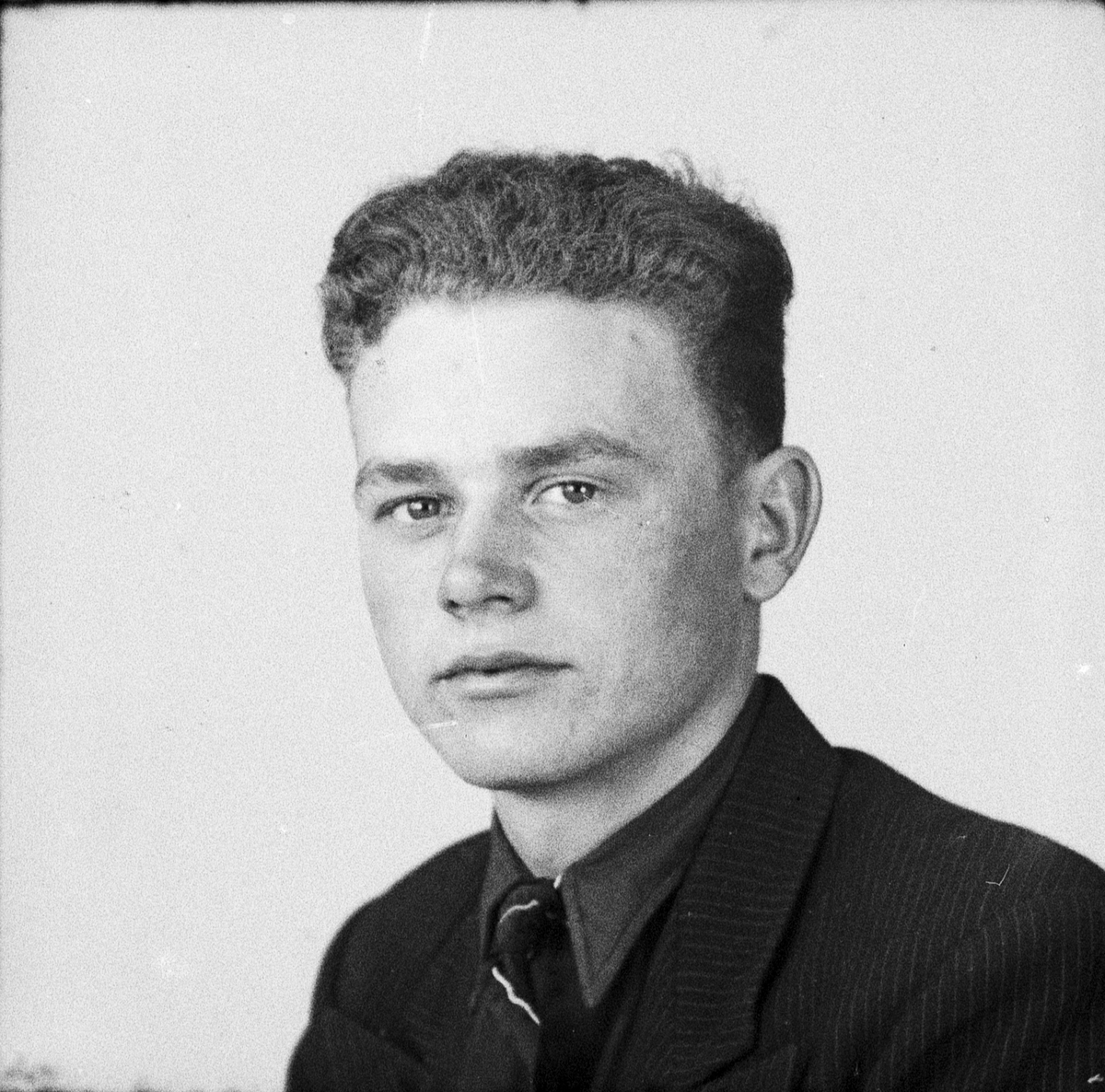 Skötsner-Edhlund, Ateljéporträtt - man, Östhammar, Uppland