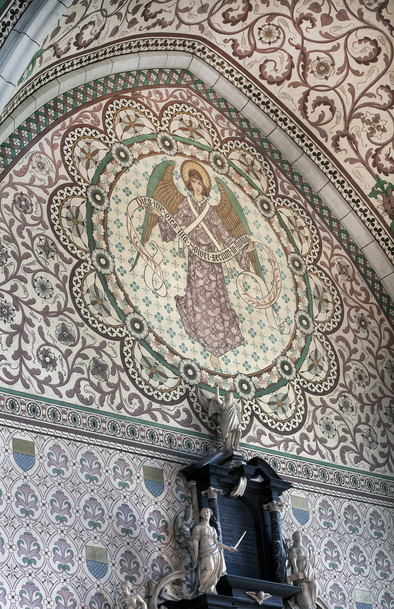 Olle Norling, Ängel med språkband, östra väggen i Sturekoret (travé 12), Uppsala domkyrka, Uppsala 2013