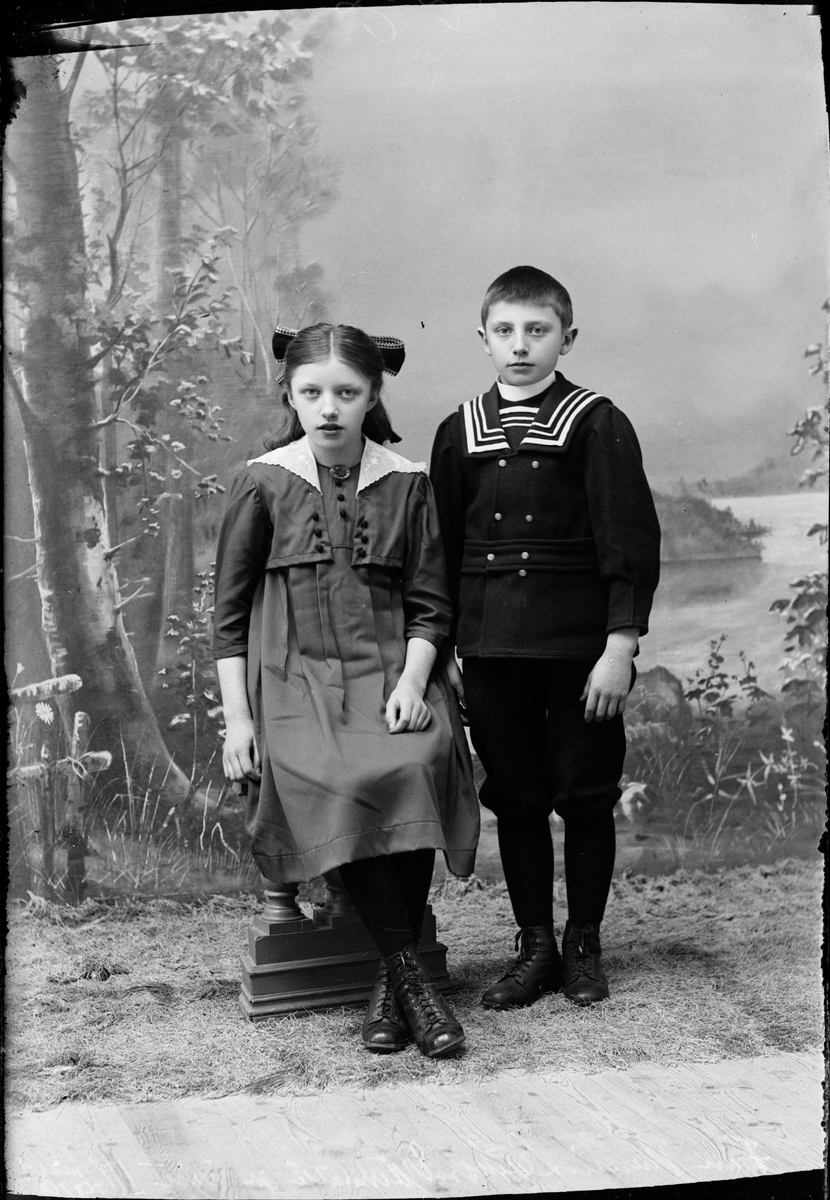 Skötsner-Edhlund, Ateljé portrait - the siblings Theresia Erikson, Östhammar, Uppland 1919