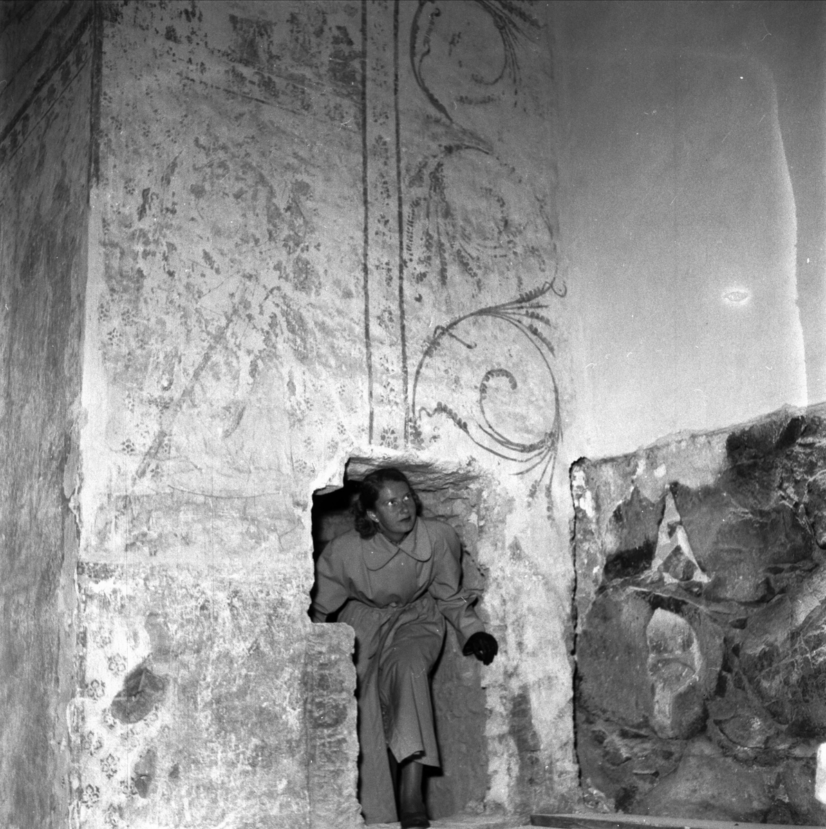 Uppsala-Bild, Anna-Märta Berg tittar på kalkmålning i Börje kyrka, Börje socken, Uppland 1953