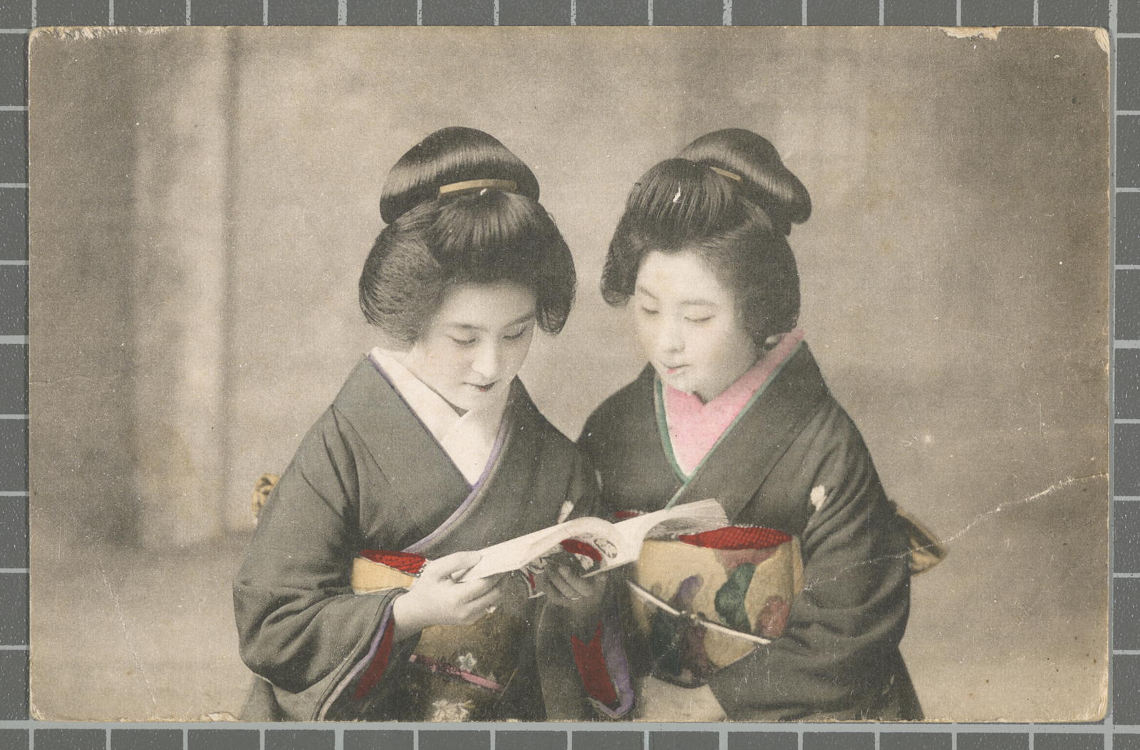 Desconegut, [Japanese women reading]