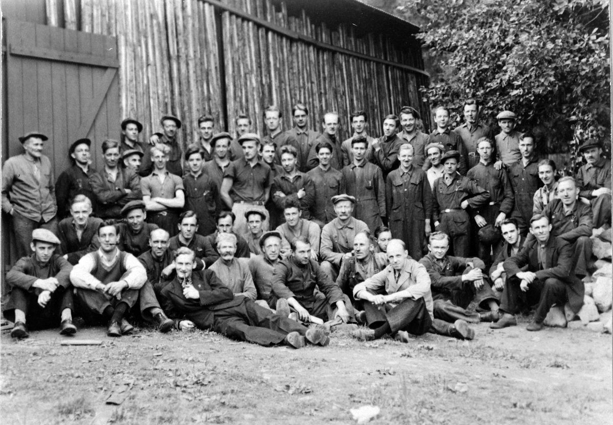 Anno Domkirkeodden, Arbeidsstokken ved Bjørneruds maskinfabrikk, Moelv i 1937. 1. rekke fra venstre er Johannes Fauchald, Hans Johannesen, Ødemoringen, Ole Sagmoen, Egil Bakke, Erik Enemo, Jarle Knutsen, Egil Nystuen, Aksel Tangen, Gunnar Gudmundsen, Arne Simensen, Kristian Hagelund. 2. rekke fra venstre er Klaudi Bje…