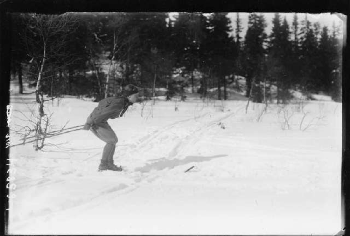 Hermann Christian Neupert, Kvinnelig skiløper i skidrakt med bukse.