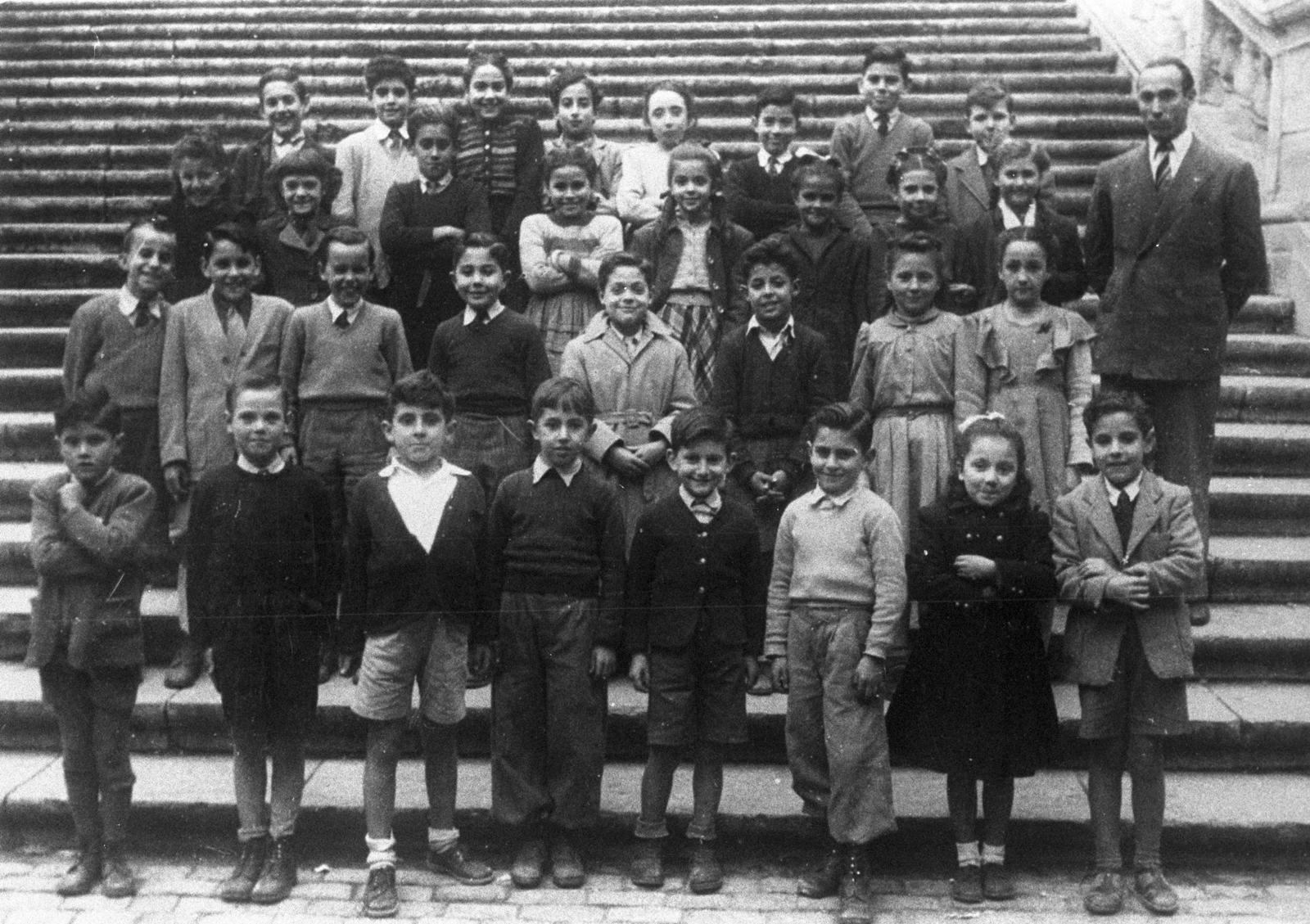 Desconegut, [Group portrait on Cathedral stairs]