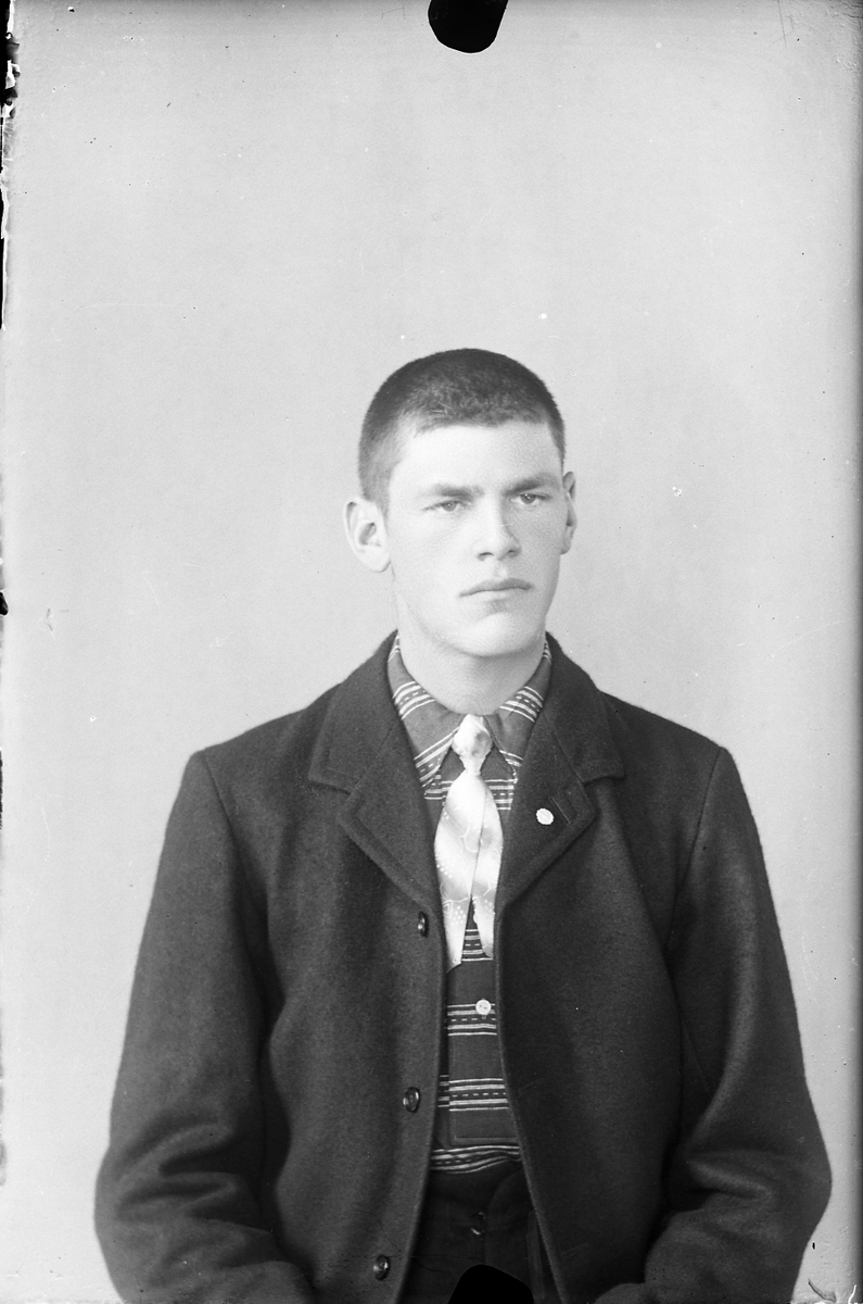 Oscar Holte, Portrett av mann
