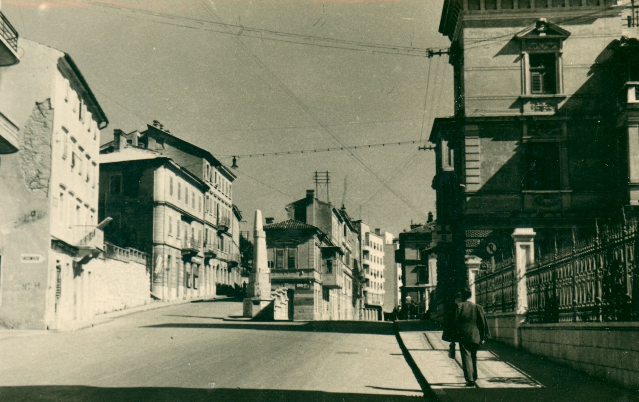 Branko Fučić, Sušak (Rijeka), „Piramida“ oštećena u ratu i nagrđena natpisima, pogled sa zapada