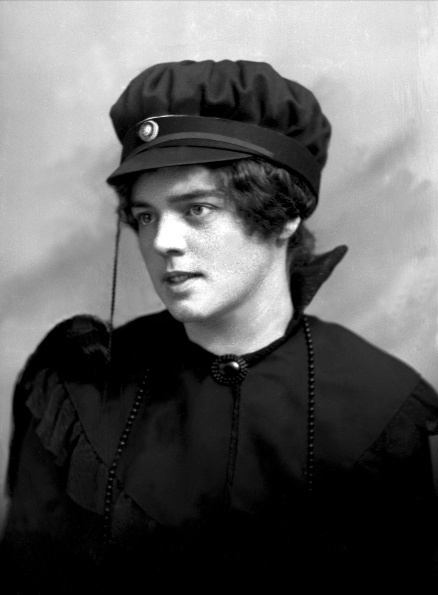 Gustav Borgen, Portrett, kvinne med studentlue. Katrine Søgnen.