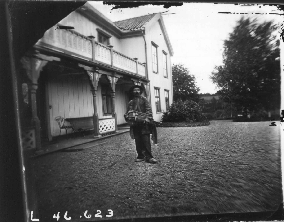 Fredrik Emil Faye, Portrett, mann foran hovedbygningen. Fra portrettserie av personer som bodde på eller besøkte Dal gård, Ullensaker, fotografert av gårdens eier, kammerherre Fredrik Emil Faye (1844-1903) i årene 1875-1900.