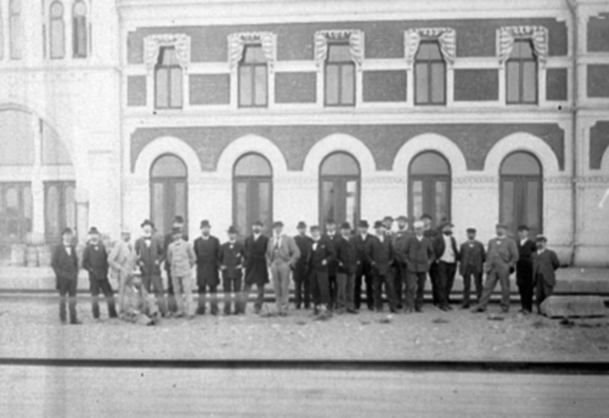 Anno Domkirkeodden, STOR GRUPPE MENN FORAN STASJONSBYGNINGENBildet er merket J. T. F. generalforsamling. reg: JMF 10691.