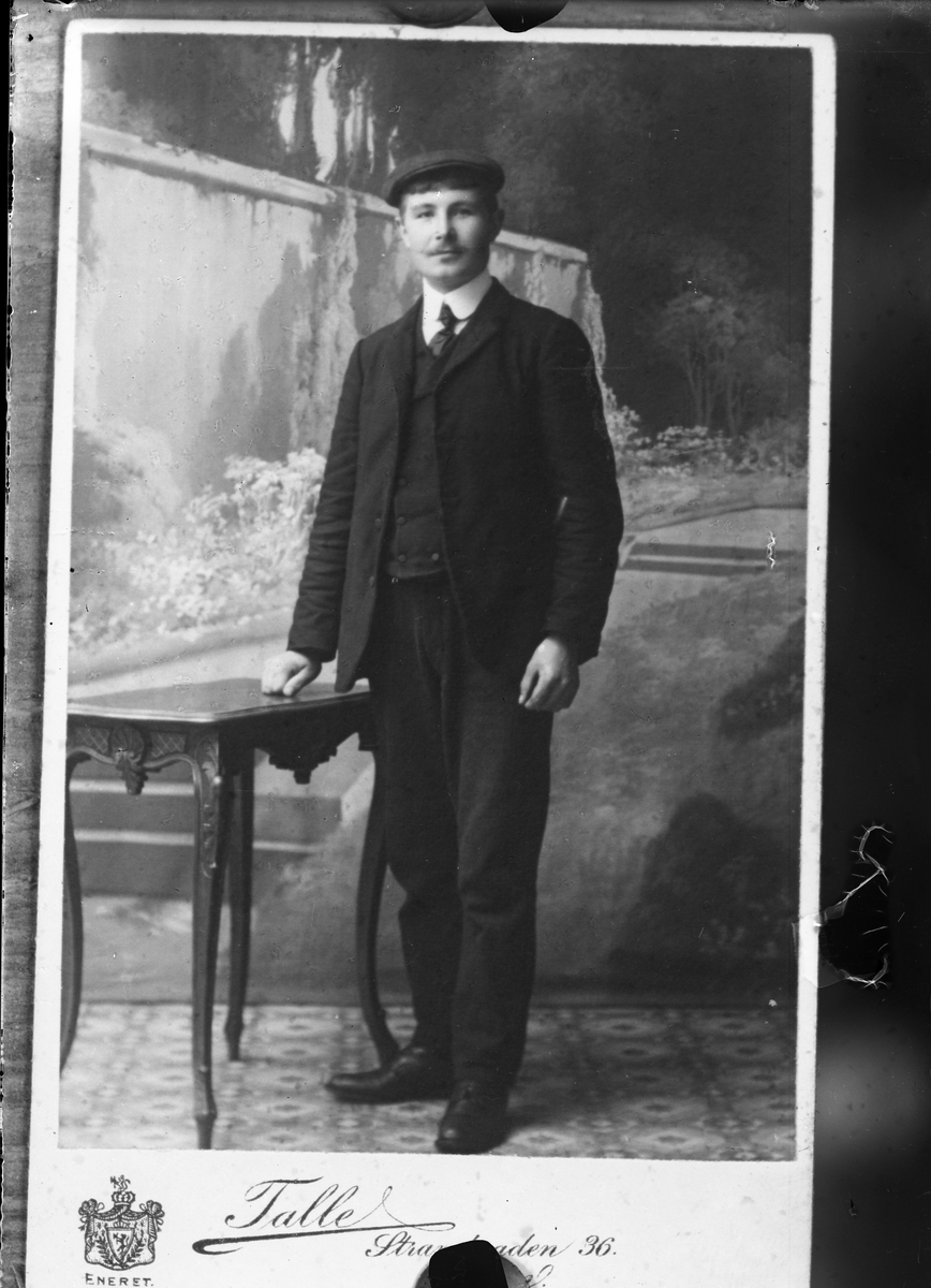 Oscar Holte, Portrett, person, klær,