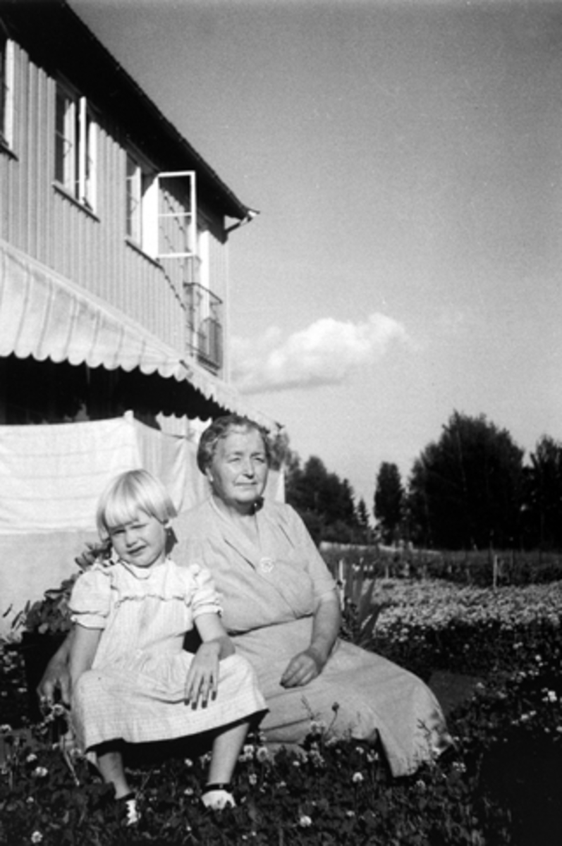 Anno Domkirkeodden, INGRID MONICA RATZTUGEVITS OG ALIDA FINNANGER, CA. 1955-1960
