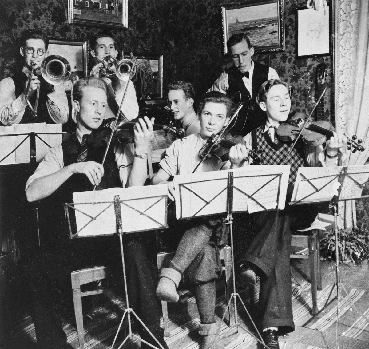 Anno Domkirkeodden, GRUPPE HAMARMUSIKERE, "THE RHYTM PLAYERS" FORAN FRA HØYRE: KJELL STORBEKKEN, JORULF STORBEKKEN OG ROLF WIEN, ALLE PÅ FIOLIN, BAK FRA HØYRE: ARNE STAFF PÅ GITAR, HANS FIDJE PÅ PIANO, REIDAR BÆKKELUND PÅ TROMPET, RAGNAR PETTERSEN PÅ TROMBONE, ØVDE PÅ NORDERHAUG I ALUVEGEN 30