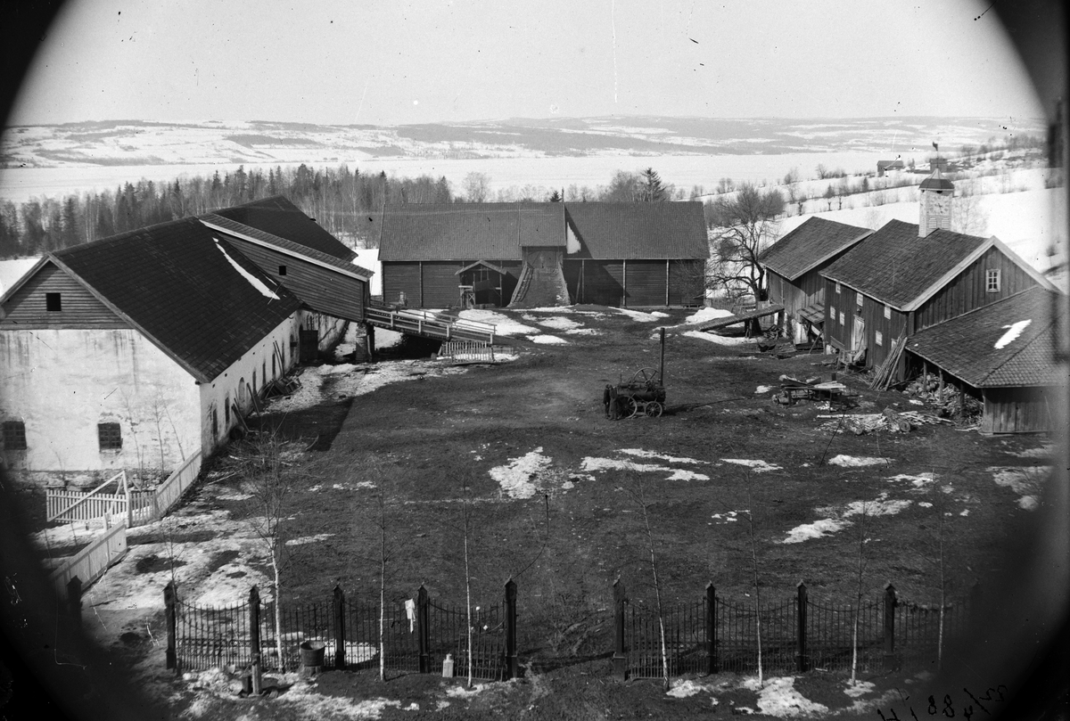 Jacob Tollesen Hoel, Hovinsholm gård, Helgøya i Ringsaker. Ytre gårdsplass sett fra tårnet. Lokomobil.