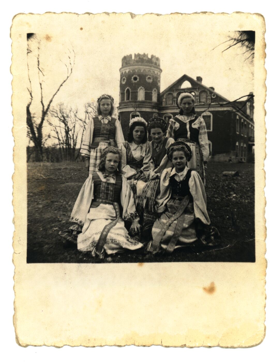 Nežinomas fotografas, Tautinių šokių kolektyvas Raudondvario dvare