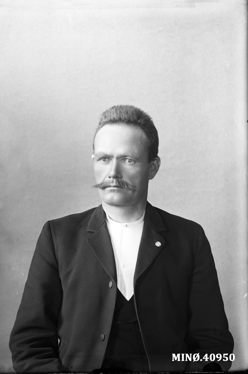 Oscar Holte, Portrett av mann - L.Larsen